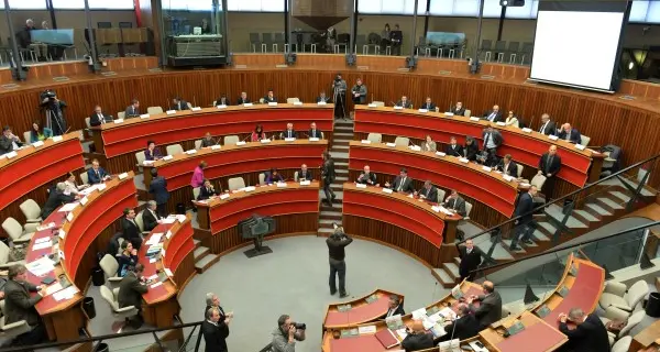 «Basta tagli ai vitalizi, la Regione è ricca»