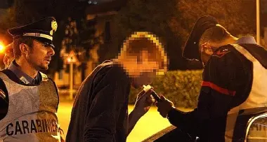 A fari spenti ubriaco in scooter