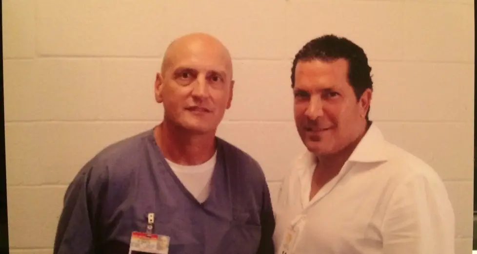Chico Forti, l’abbraccio in carcere col nuovo avvocato