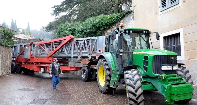 Nei vicoli attorno al castello il passaggio della «supergru»