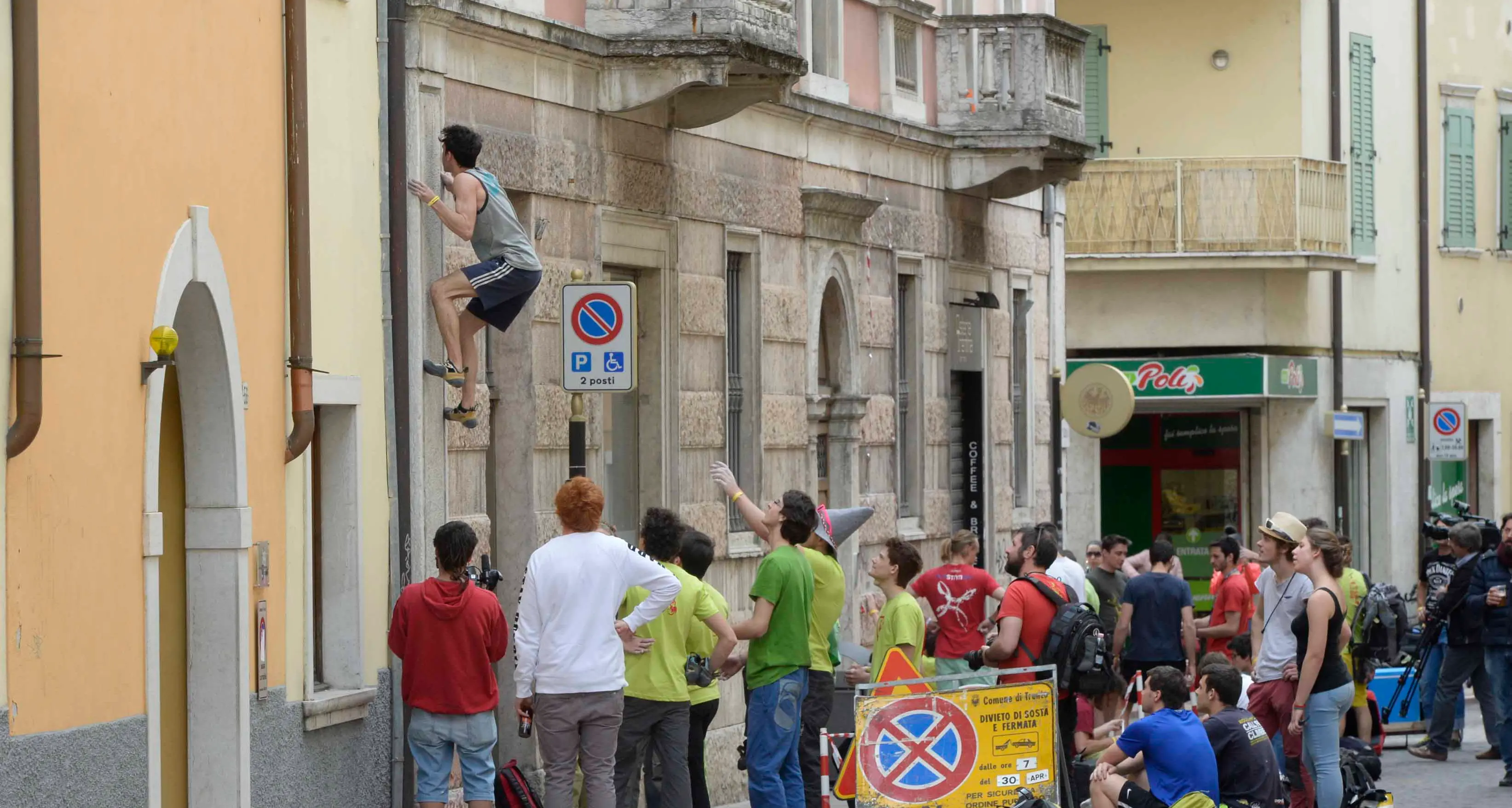 Il centro di Trento \"invaso\" dai climber: c'è Urbanboulder Contest