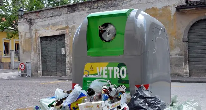 Nuove campane verdi, troppi sacchi abbandonati