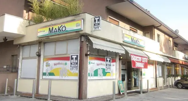 Anche l’edicola abbandona via Maier