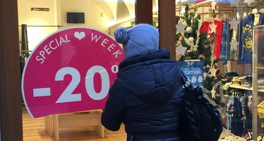 Folla nei negozi: è già «fame» di saldi
