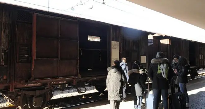 Coda di visitatori per i “vagoni dei deportati”