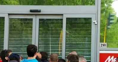 Spintoni e urla per la maxitelevisione in offerta