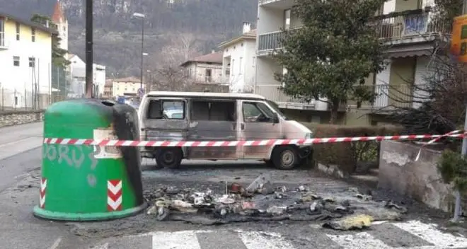 Mori, rogo distrugge auto e furgone