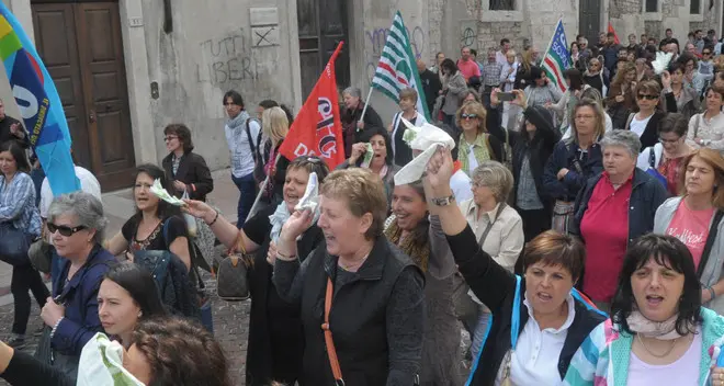 In 2000 in corteo per dire «no» ai tagli alla scuola