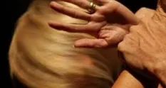 Scopre la moglie con l’amico del figlio