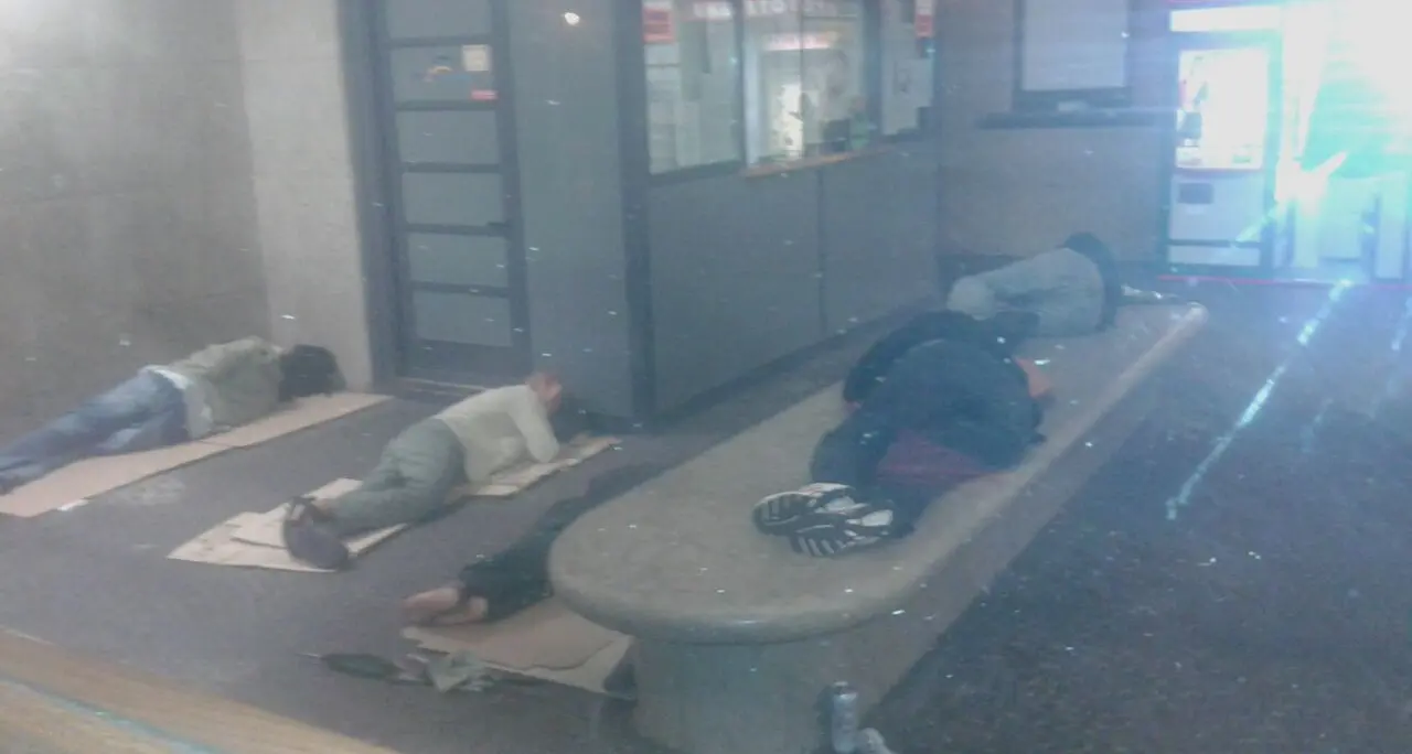La stazione trasformata in dormitorio: ecco le immagini