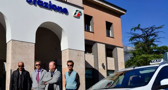 L’ira dei taxisti di Rovereto: serve la pensilina