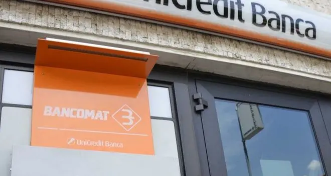 Fanno esplodere il bancomat