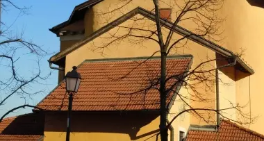 Vandali scatenati: graffiti e bandiere bruciate