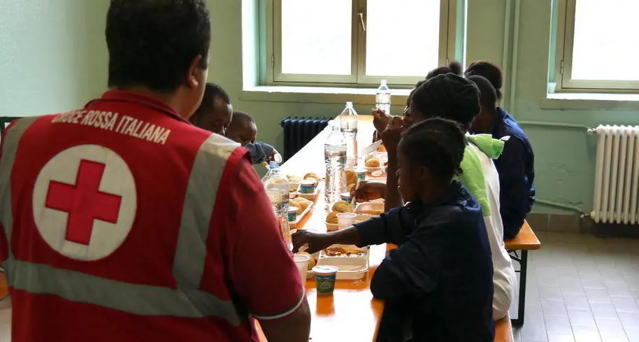 Pasti ai migranti, la spesa aumenta