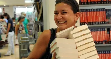 Libri, tutti in coda per gli ultimi sconti