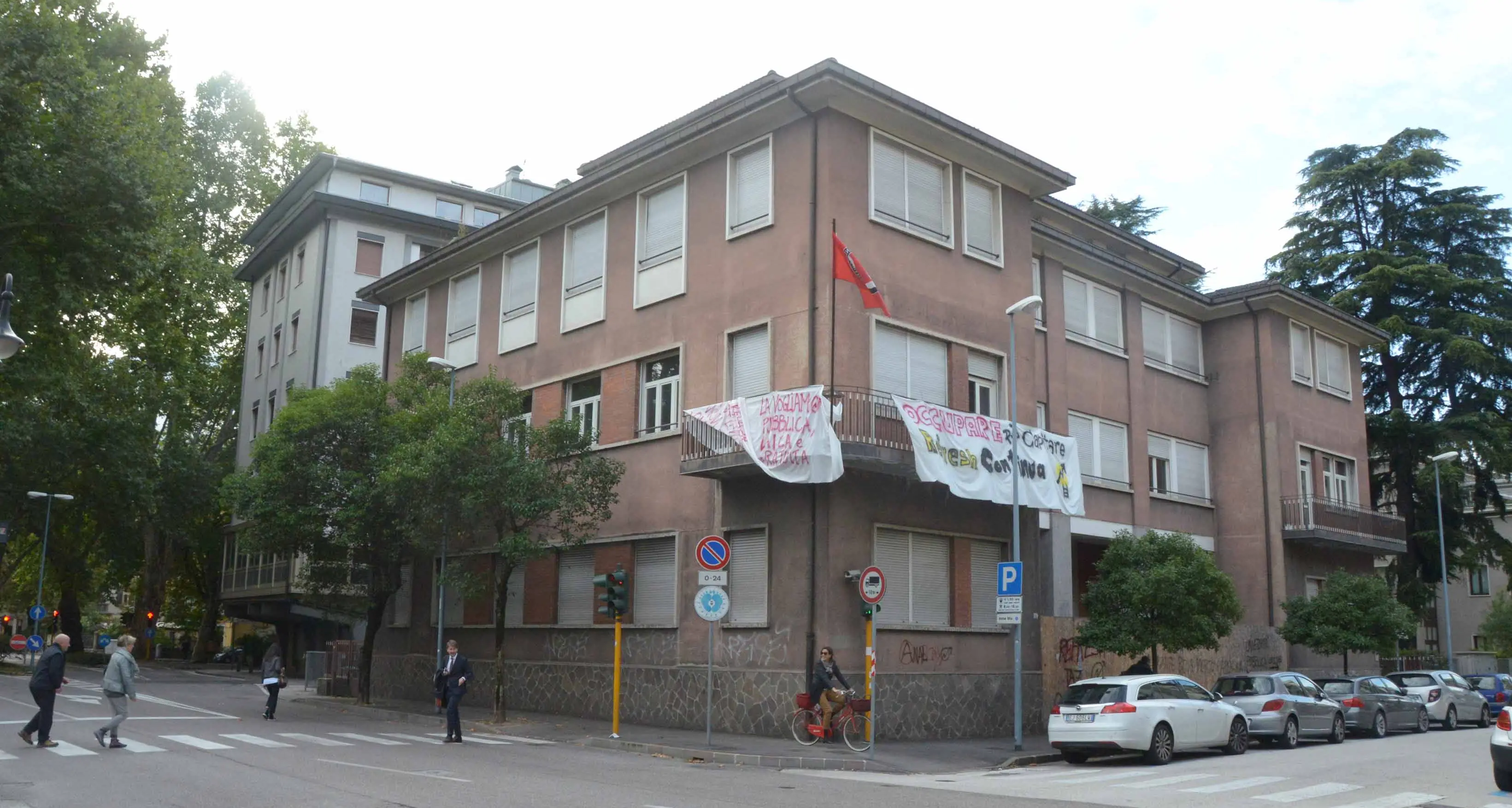 Occupazione finita, gli studenti lasciano l'ex centro di salute mentale