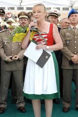 Bolzano: abito tradizionale tirolese con il tricolore a festa polizia, protestano le donne tedesche