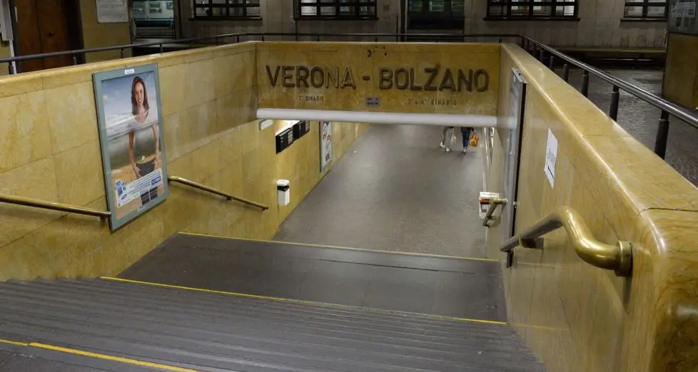 Si rifiuta di offrire una sigaretta, minacciato e rapinato in stazione