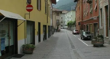 In maschera a ripulire la città
