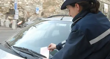 Rovereto: al volante senza cintura e al telefono