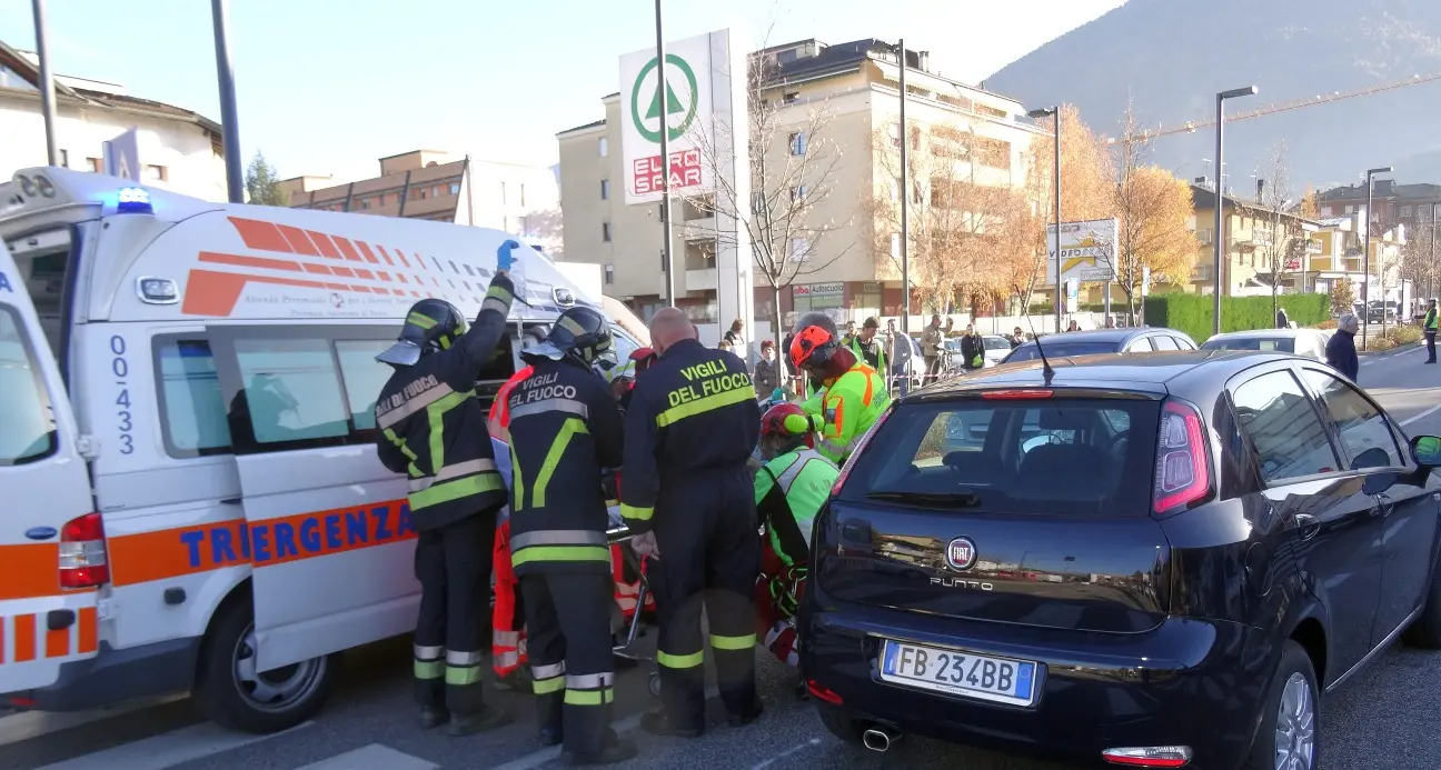Investita sulle strisce pedonali, donna morta a Pergine