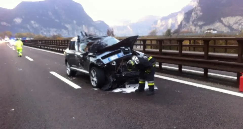 San Michele, Porsche tampona un Tir sull'Autobrennero, 5 giovani feriti