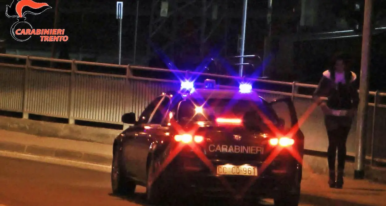 Trento, picchiate e trascinate per i capelli se non incassavano abbastanza