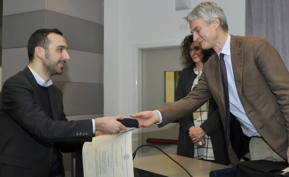 Cerimonia di conferimento di una targa in memoria della laureanda Paola Ferrarese, uccisa a coltellate l'estate scorsa a Trento Nella foto: Roberto FERRARESE Barbara POGGIO - Marco TUBINO - Paolo COLLINI Università degli Studi di Trento Dipartimento di Ingegneria civile, ambientale e meccanica in aula 2R via Mesiano, 77 Trento 16 giugno 2014 Foto Roberto Bernardinatti