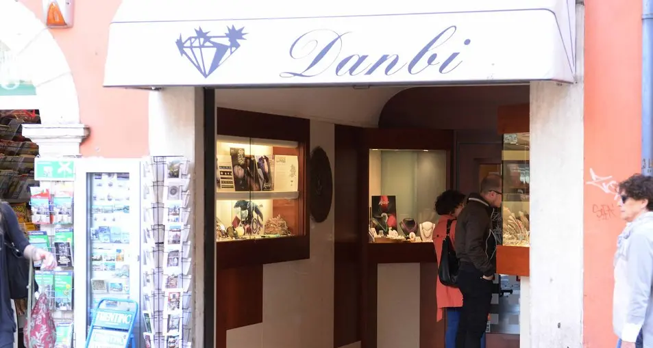 Trento, nuovo colpo in una gioielleria del centro