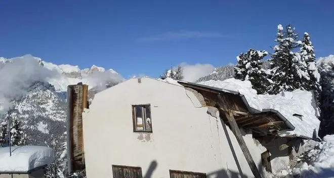 L’ecomostro crolla sotto la neve