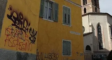 I muri delle chiese come toilette / SEGNALA