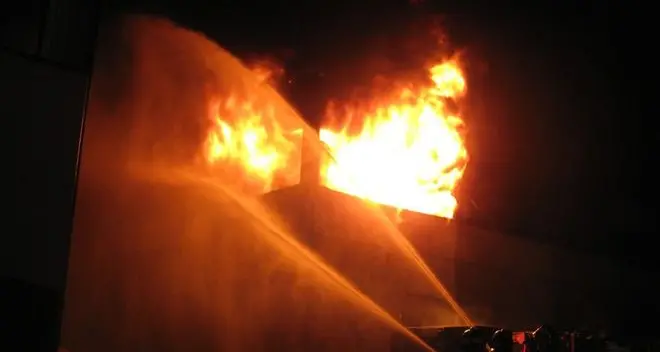 Lavis, furioso incendio distrugge un capannone