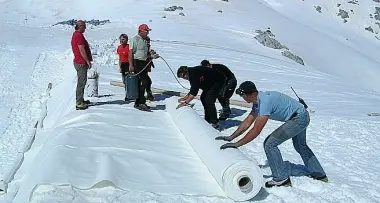 Sul ghiacciaio Presena è partita l'operazione teloni