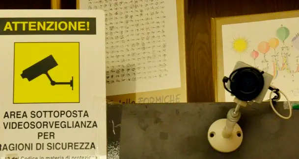Ruba il portafoglio, ma poi si pente