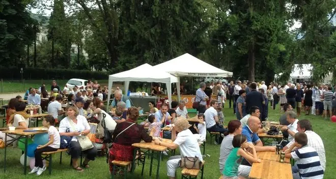 E intanto i grisentiani fanno festa al lago