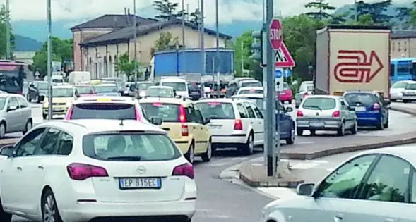 Rovereto, corteo lumaca per la viabilità