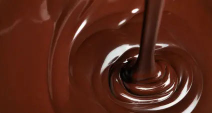 Gelataia si rovescia la cioccolata bollente addosso: è grave