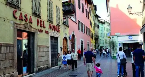 Negozi, a Rovereto una domenica da flop
