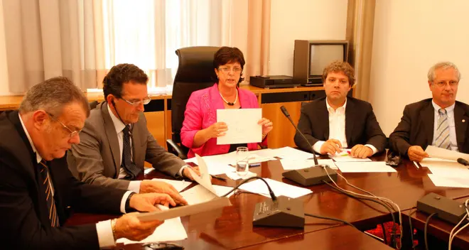 Tagli, tutti firmano il testo Ora lo scontro è sui tempi