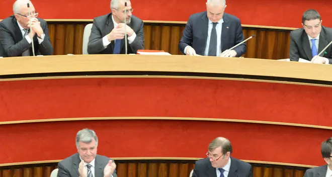 Comunità, Borga vuole il controllo dei costi