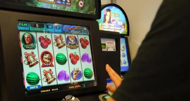 Perde 50mila euro al gioco e fa fallire il suo night
