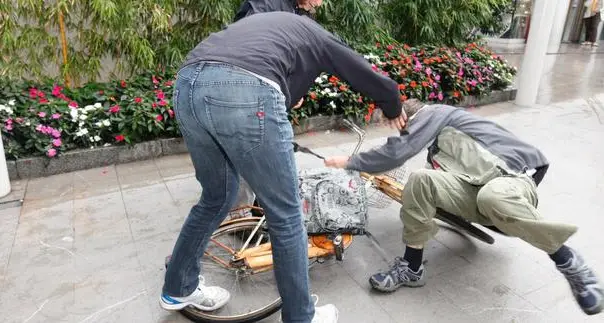 Aggressione in centro Bimbo vittima del branco
