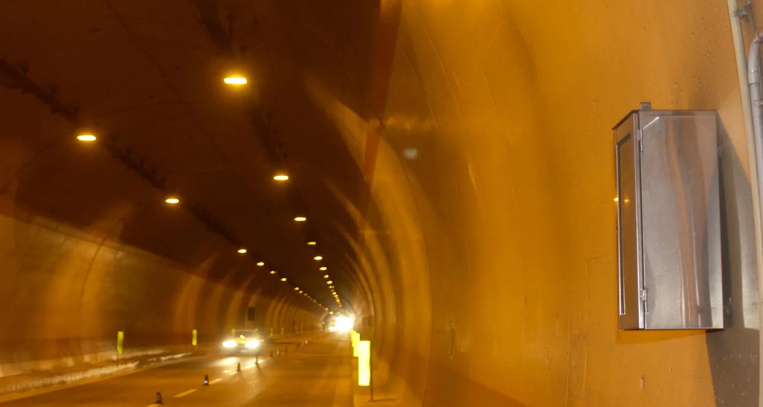 Trento, pedone contromano nella galleria dei Crozi