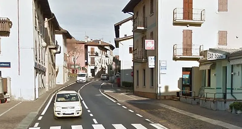 Donna investita sulle strisce pedonali da un'auto in sorpasso