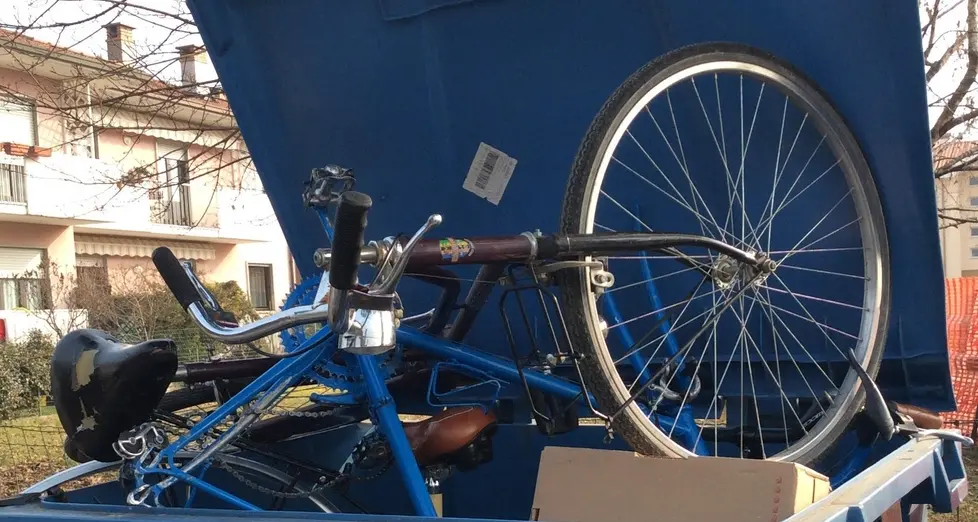 Bici nel bidone della carta: è successo in via Fornaci