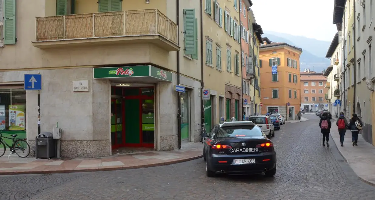 Si introduce in un supermarket per rubare, ma rimane incastrato: arrestato