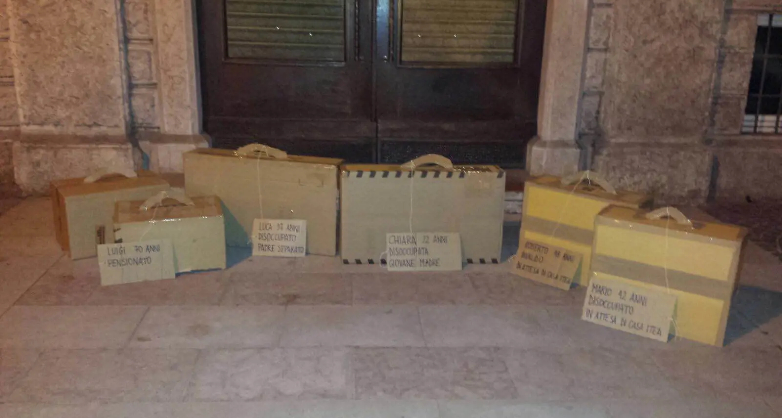 CasaPound, valigie di cartone sotto la sede della Provincia: \"Trentini dimenticati\"