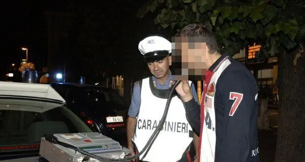 Alcol nel sangue 5 volte sopra i limiti, fa uscire di strada un'auto: denunciato