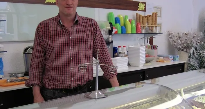 Il gelataio resta senza le panchine