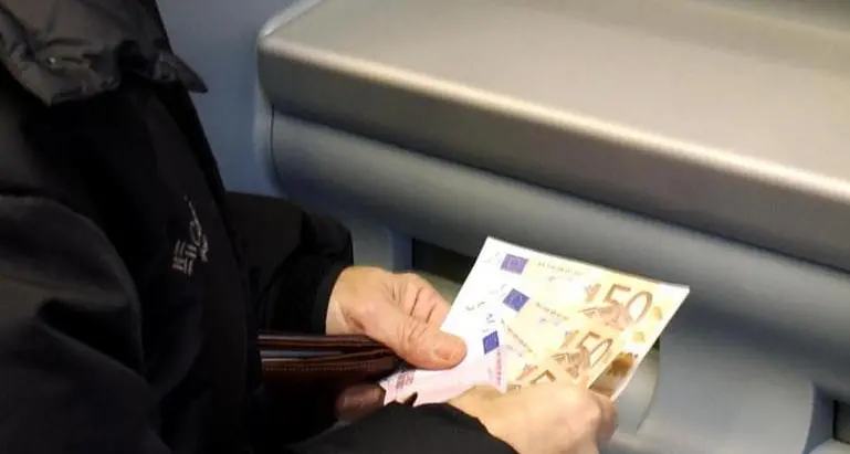 Preleva dal bancomat dell’amante della moglie
